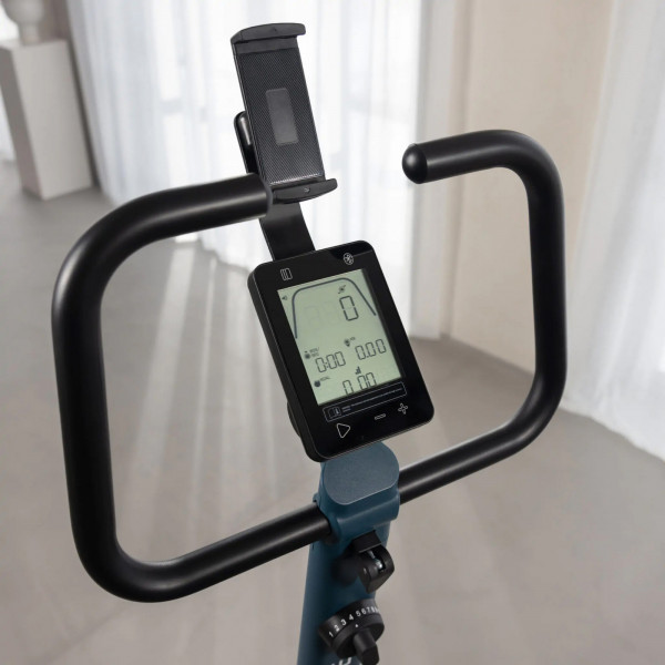 Nahaufnahme des Lenkers, der Konsole und Tablethalterung des Kettler HOI Ride