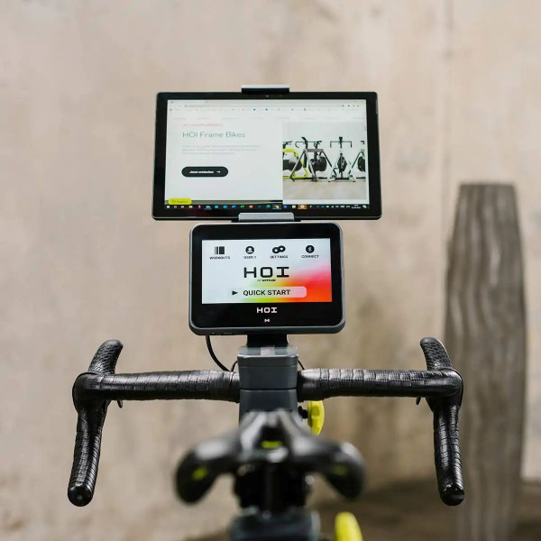 Imagebild mit Blick auf den Lenker und die Konsole des Kettler Indoor Bike Frame Plus. Über der Konsole ist ein Tablet in der Tablethalterung befestigt.
