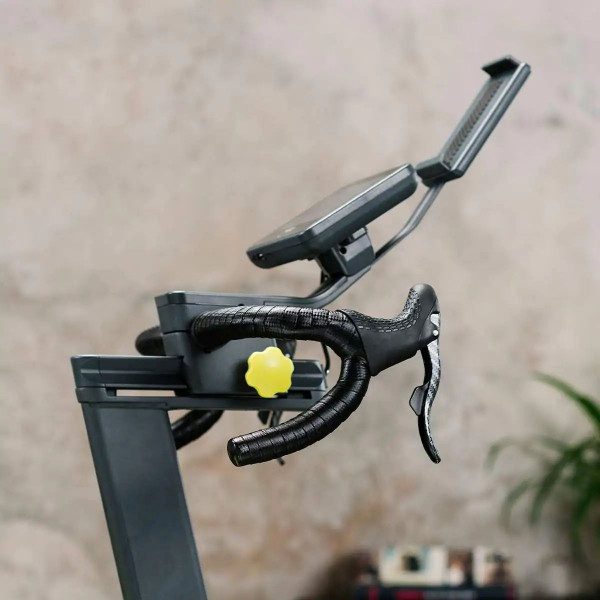 Imagebild seitliche Nahaufnahme des Lenkers, der Konsole und der Tablethalterung des Kettler Indoor Bike Frame Plus