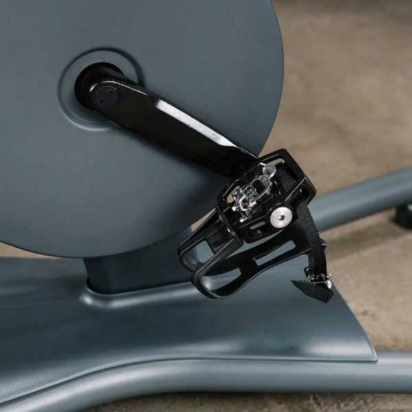 Imagebild seitliche Nahaufnahme einer Pedale des Kettler Indoor Bike Frame Plus