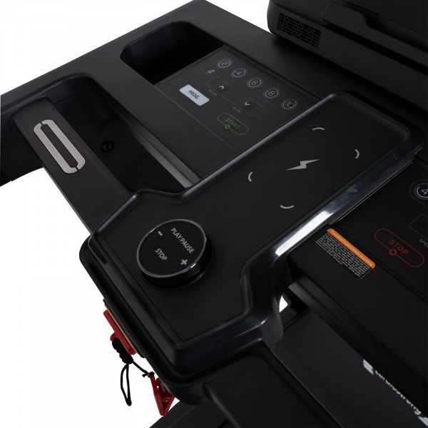 Nahaufnahme Kettler Laufband Track 400 Bedienungsfeld mit Drehknopf, Schnellwahltasten und Wireless-Charging-Funktion