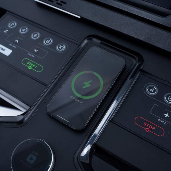 Nahaufname Wireless-Charger für Smartphones vom Kettler Laufband Track 600